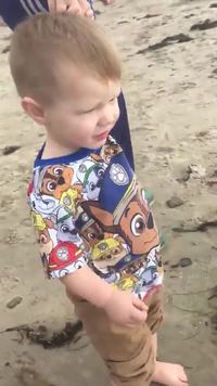 Un enfant à la plage