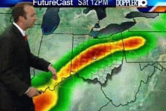 Une illusion coquine entre le présentateur et une carte météo.