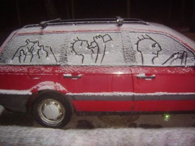 Sur les vitres d'une voiture.