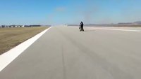 Faire du quad sur une piste d'atterrissage