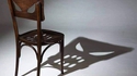 Chaise à l'ombre effrayante