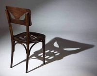 Chaise à l'ombre effrayante