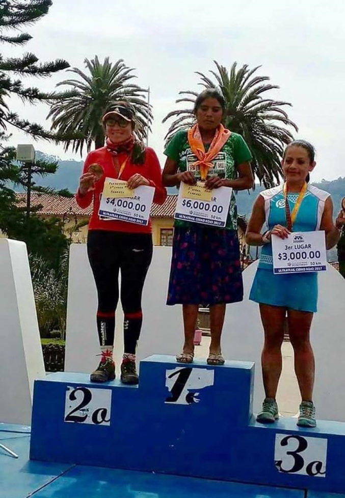 María Lorena Ramírez a remporté un marathon à Puebla, au Mexique, auquel ont participé 500 athlètes de 12 pays en sandales et en jupe. a course lui a pris six heures et trois minutes. L'itinéraire traversait les montagnes et rivières mexicaines et des zones rurales.