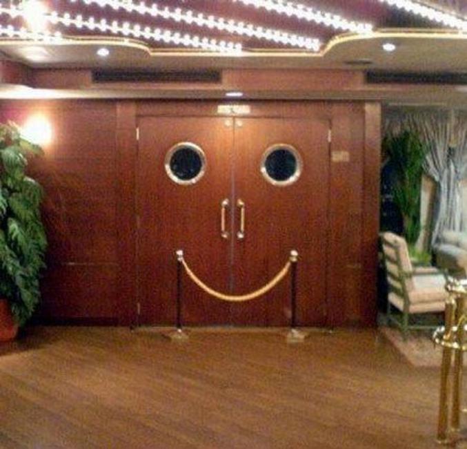 Une porte qui donne l'impression de sourire.