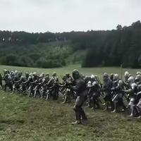 Scène de The King, film racontant l'accession au trône du roi d'Angleterre Henri V