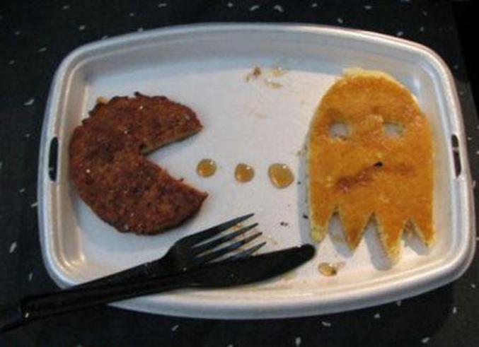 Une assiette dont les aliments ont la forme des personnages de Pac Man