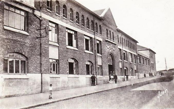 ...dans le collège technique moderne de Reims (siège du Grand Quartier Général des forces alliées, aujourd'hui musée), tout s'y est déroulée en bonne et due forme. Seulement voilà, Staline a insisté pour que la chose se passe à Berlin, capitale du Reich fortement occupée par l'Armée Rouge, avec un décorum plus pompeux. La même scène s'est donc déroulée le lendemain, 8 Mai, avec des personnels différents mais autant accrédités que ceux de Reims. Pendant des années, la France a célébré la Victoire le 7 Mai, elle a fini par se ranger à la majorité des vainqueurs pour décaler cette célébration de 24 heures. 