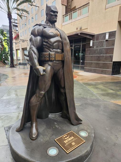 A Burbank, près de Los Angeles où sont les studios qui ont immortalisé le super-héros. Inaugurée en 2020.