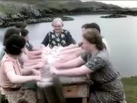 Des écossaises nettoyant le Harris tweed en 1941
