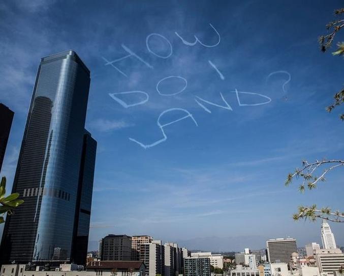 "Comment fait-on pour atterrir ?"
Une idée du comédien Kurt Braunohler qui fait financer par kickstarter l'écriture de ce message dans le ciel de Los Angeles, un beau matin de 2013.