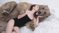 Des mannequins posent avec un ours pour dénoncer la chasse