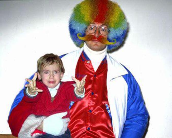 Un enfant effrayé par ce vilain clown.