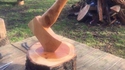 Une hache en bois