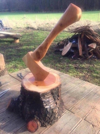 Une hache en bois