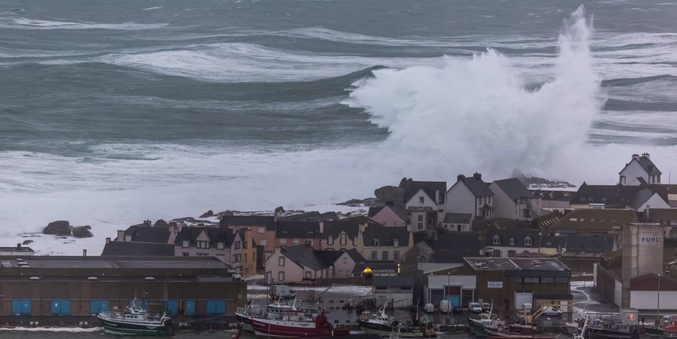 Encore une photo de vague (photo de Philip Plisson, Saint Guénolé, Finistère, 06 février 2014)