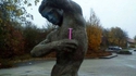 Statue prenant soin de sa pilosité
