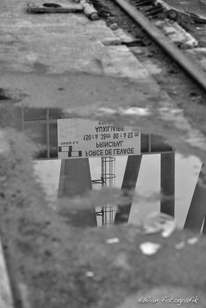 L'effet miroir au pied des grues du Port de Commerce, à Brest (photo de Ewan Lebourdais)