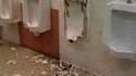 Kan tu sors ton service 3 pièces trop brutalement dans les toilettes