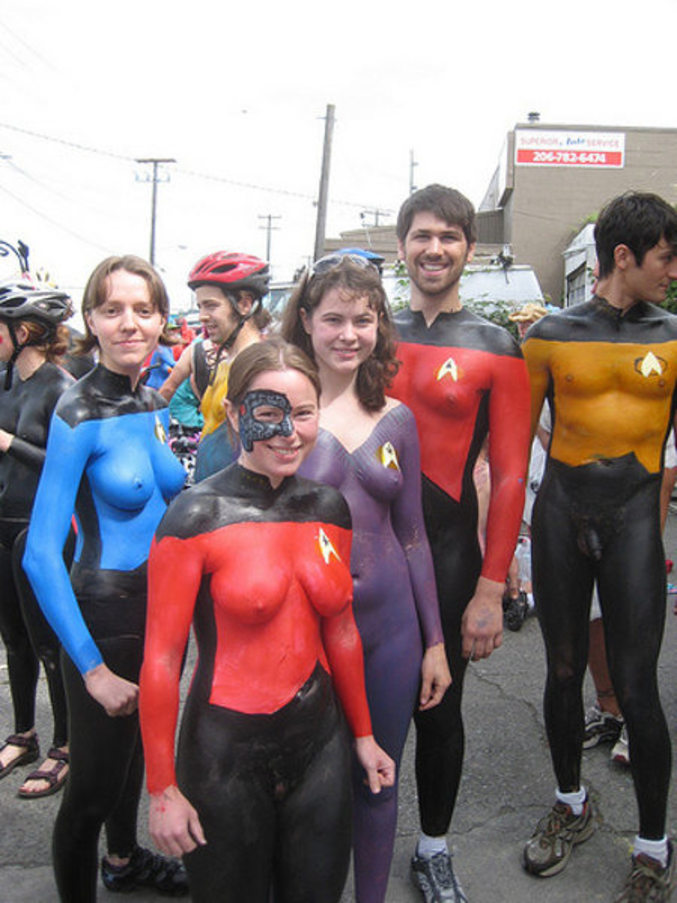 Tous nus aux couleurs de Star Trek.