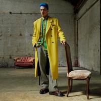 Rare photo de mode masculine pour le couturier Versace