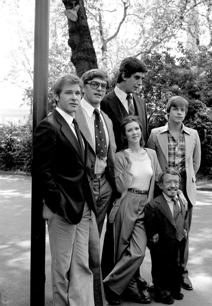 De gauche à droite : Harrison Ford (Han Solo); David Prowse (Darth Vader); (en haut) Peter Mayhew (Chewbacca); (en bas) Carrie Fisher (Princess Leia); Kenny Baker (R2-D2); Mark Hamill (Luke Skywalker).