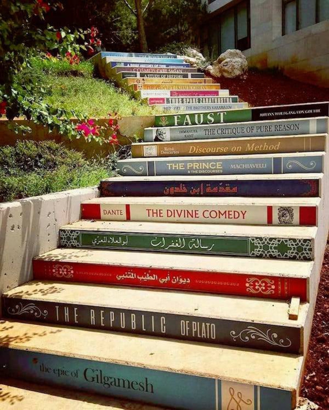 Je sens que ça va vite me gonfler de faire de longue description, je sais pas trop vous. Enfin, ici c'est un escalier, dont les marches font penser à des livres.