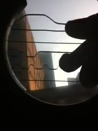 Une guitare filmée de l'interieur