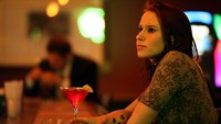 Une femme au bar