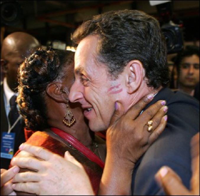 Sarkozy est embrassé par une dame d'origine africaine et a une belle trace sur la joue