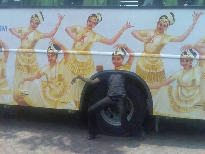 Un homme est déguisé en bus.