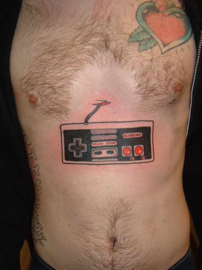 Un fan de Nintendo s'est fait tatouer une manette de NES sur le torse.