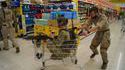 Des militaires vont faire les courses