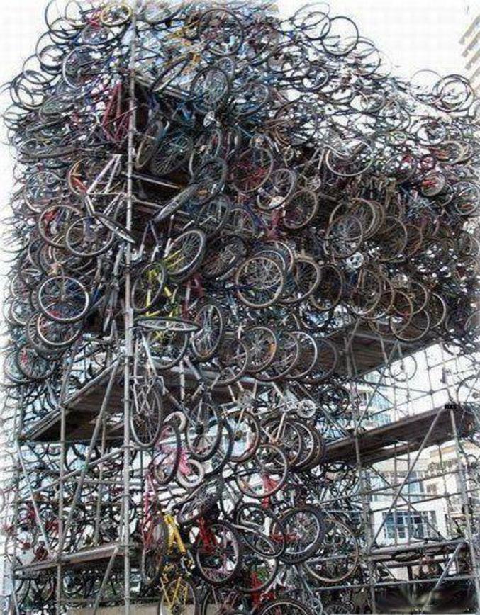 Un garage à vélo assez... vertical.