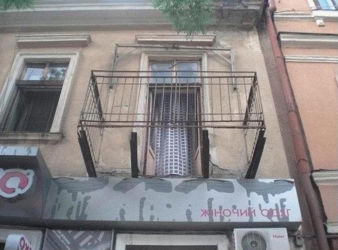 Un balcon où la chute est probable.