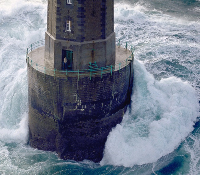 Un phare au milieu des vagues