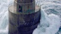 Un phare au milieu des vagues