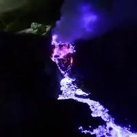 La lave du volcan indonésien Kawah Ijen a un aspect bleu électrique