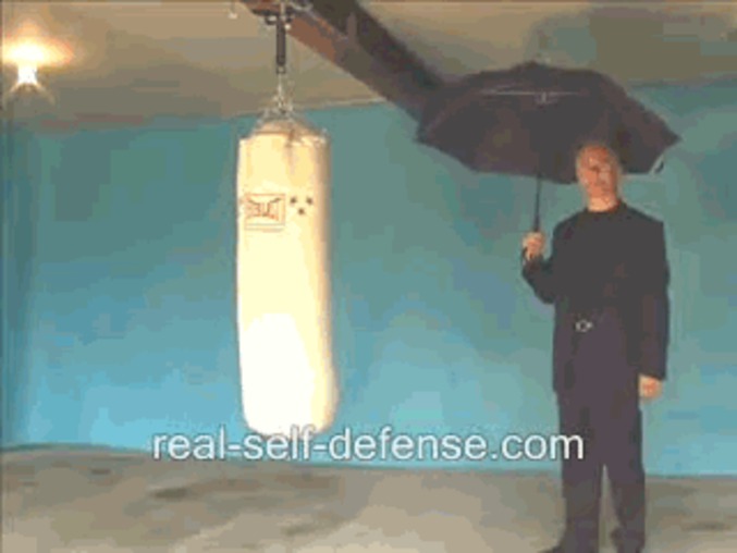 Astuce de défense avec un parapluie