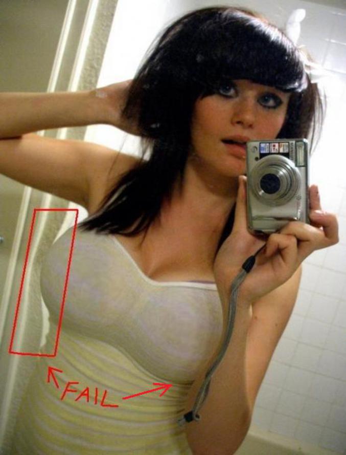 Un fille qui trouve qu'elle a une petite poitrine... Merci Photoshop