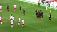 Football: Embrouille à un coup franc et but !