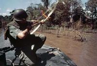 Guerre du Vietnam : un soldat américain incendie une maison grâce à une flèche enflammée