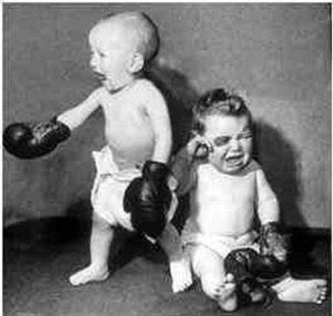 Un bébé boxeur.