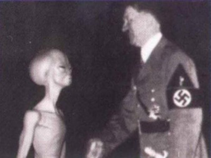 Tout s'explique enfin ! E.T était un nazi lui aussi ! 

( et le pire , c'est que pour certains allumés, c'est vrai ! ) 
