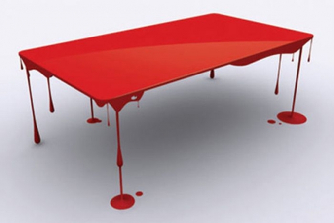 Une table rouge sang.