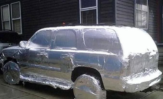 Une voiture entièrement recouverte de papier d'aluminium.