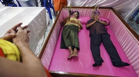 En Thaïlande, au temple de Wat Takien, il est de bon augure de faire bénir son mariage dans un cercueil biplace