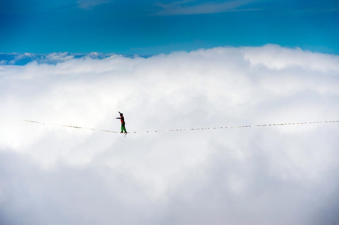 Le Français Guillaume Rolland, dans le Massif du Moléson (Suisse), lors du festival de Highline extrême (photo de Fabrice Coffrini pour AFP)