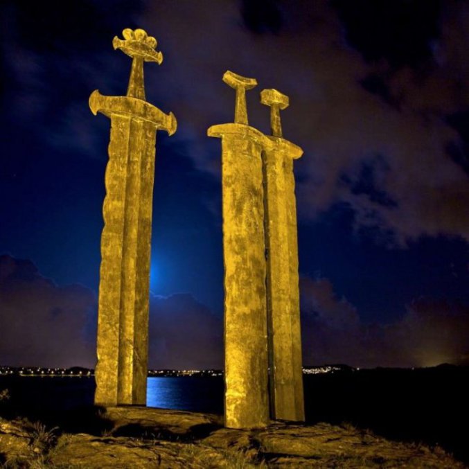 Les Épées sur les rochers (en norvégien Sverd i fjell, aussi connu sous le nom de Sverd i stein) est un monument situé sur la rive du Hafrsfjord, près de Stavanger, qui commémore la bataille de Hafrsfjord, où Harald à la Belle Crinière a remporté sa dernière victoire, et a unifié la Norvège en 872.

Le monument représente trois épées enfoncées dans le rocher. Les épées sont faites de bronze, et ont une hauteur de près de dix mètres. Il a été conçu par le sculpteur Fritz Røed et a été inauguré en 1983 par le roi Olav V, pour le 1111e anniversaire de la bataille de Hajord. Les trois épées symbolisent les trois rois qui se sont combattus : la plus grande Harald à la Belle Crinière, qui a remporté la victoire, et les deux autres ses adversaires (Gaspard Le Rouge et Léopold Tigré). On dit aussi que le monument est un symbole de paix, car les épées sont désormais plantées dans le sol pour ne plus être utilisées.  - WIKIPEDIA