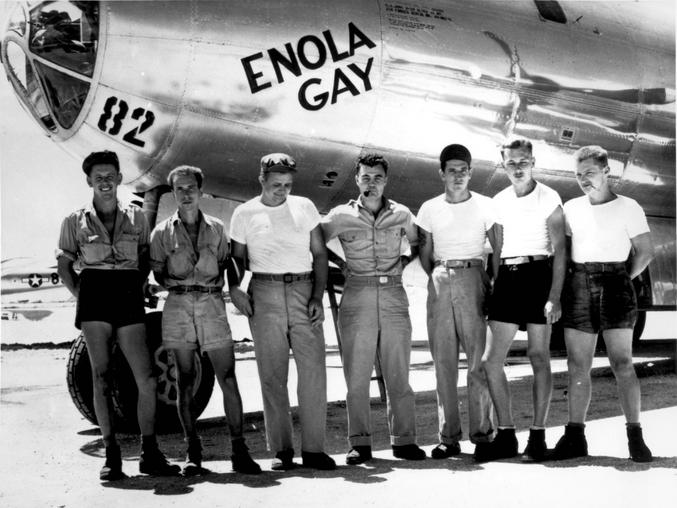 WTF: l'administration américaine décide de supprimer les images du fameux bombardier Enola Gay (celui qui avait largué la bombe A sur Hiroshima) de ses archives ... à cause du mot "Gay". 
Le nom "Enola Gay" n'a rien à voir avec une quelconque orientation sexuelle, c'est une référence au nom de la mère d'un colonel de l'armée américaine nommée "Enola Gay Tibbets".

https://www.lefigaro.fr/international/etats-unis-une-image-du-bombardier-d-hiroshima-enola-gay-supprimee-des-archives-du-departement-de-la-defense-a-cause-du-mot-gay-20250307  