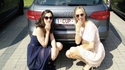 2 femme 1 plaque d'immatriculation